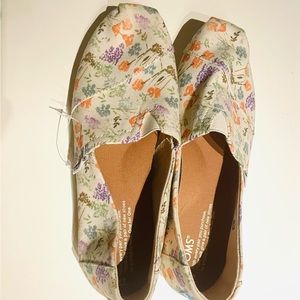 BNWT Floral Tom's. Size 7